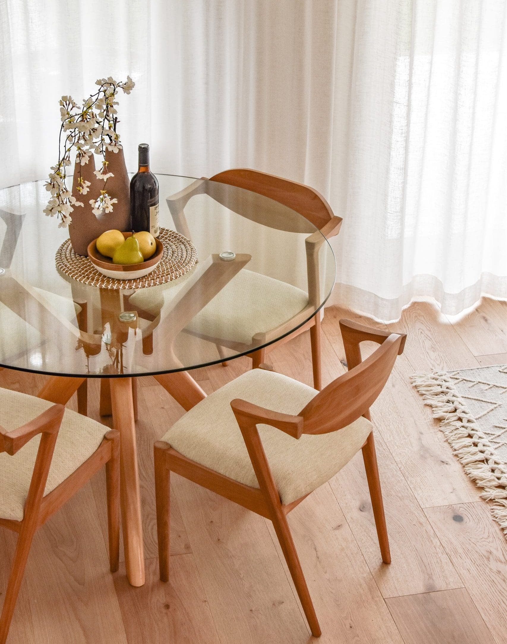 staging-dining-table-closeup-newcastle.jpg Round dining table styled with neutral decor in a staged Morpeth property